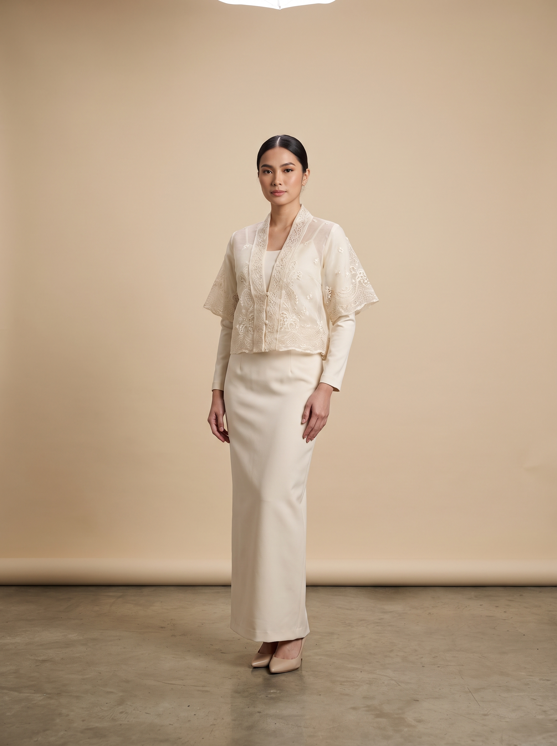 Photo reference of a modern ecru kimona blouse and skirt with calado embroidery, no butterfly sleeves